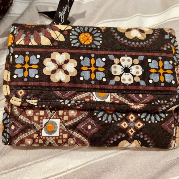 Vera Bradley 4 piece set: large tote, crossbody, large cosmetic bag, wallet - Picture 2 of 5